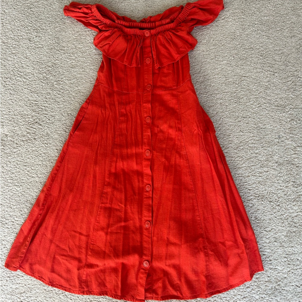 Cute loose but fitted dress with pockets on the side